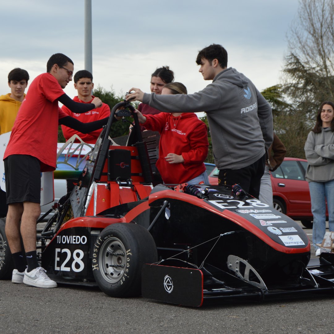 UniovieRacing's tweet photo. Y si nos preguntan, debimos tirar más fotos… 🏎️✨ Aquí os dejamos este carrousel para que disfruteis a Habrok tanto como nosotros 😍
#Habrok #FormulaStudent #fss #fssteam #Uniovi #UniovieTechRacing https://t.co/FkOTJljsM1