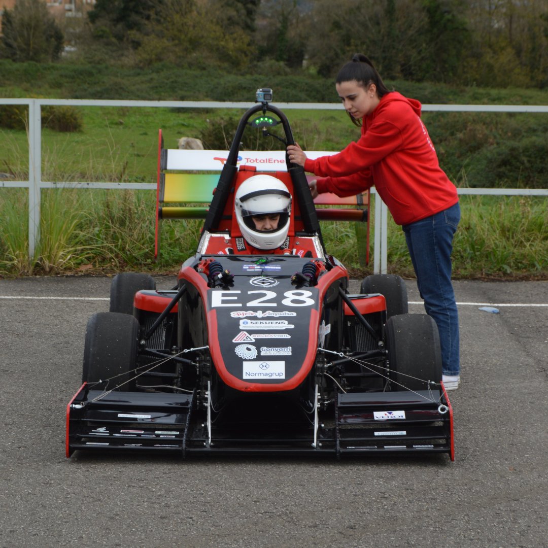 UniovieRacing's tweet photo. Y si nos preguntan, debimos tirar más fotos… 🏎️✨ Aquí os dejamos este carrousel para que disfruteis a Habrok tanto como nosotros 😍
#Habrok #FormulaStudent #fss #fssteam #Uniovi #UniovieTechRacing https://t.co/FkOTJljsM1