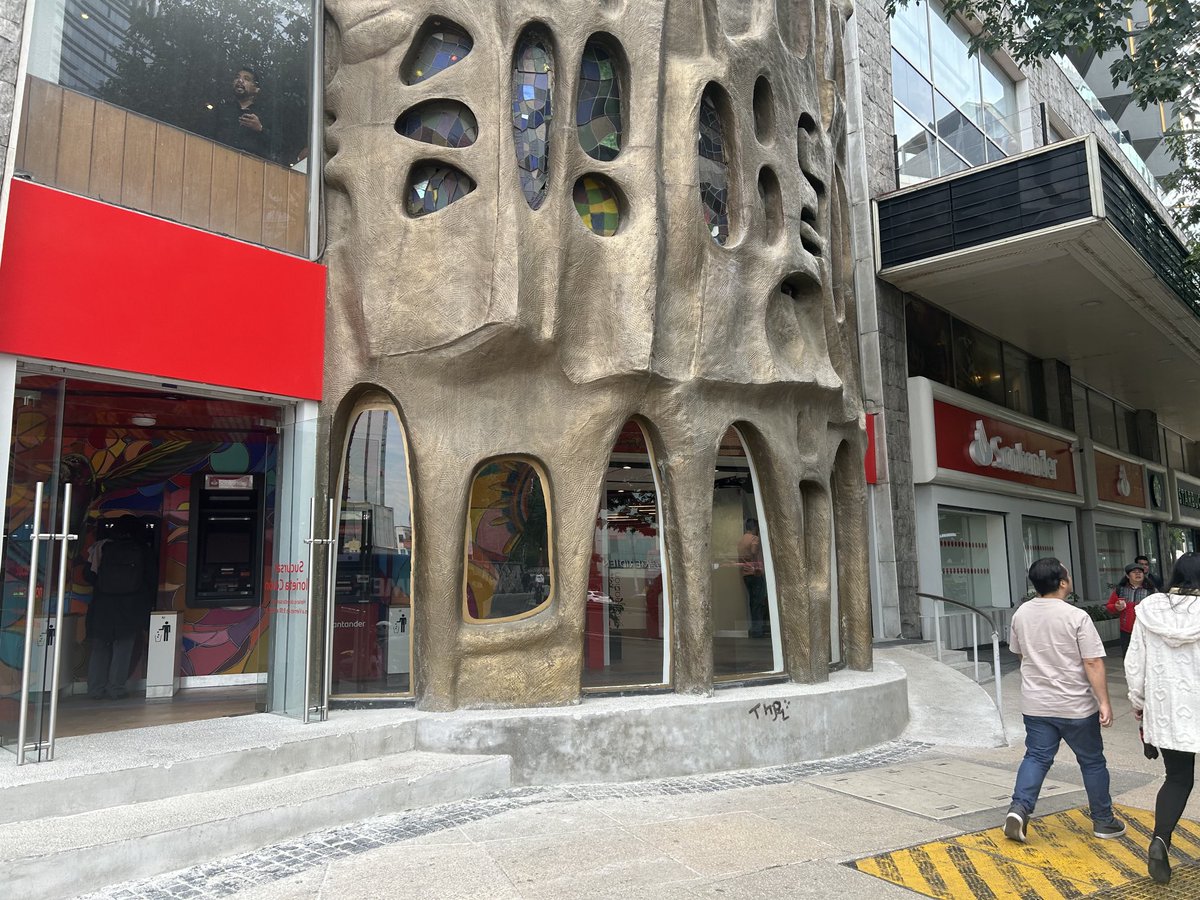 Pésimo servicio en ⁦<a href="/SantanderMx/">Santander México</a>⁩ Buenavista y Glorieta de Colón. En la primera no pueden acceder a los usuarios y en la segunda después de 20 minutos de espera brincan mi turno para atender de inmediato a una chica bonita que llegó. Los ejecutivos son lo peor de todo.