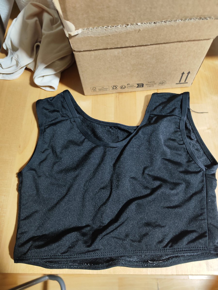 SehnsuchtMerde's tweet photo. Vu que je suis mammectomisé j'ai 4 binders à refiler taille M (de marques différentes, détails en DM), si des gens sur Caen en ont besoin, faut que je m'en débarrasse hésitez pas à partager https://t.co/nh3ZZ6BA8M