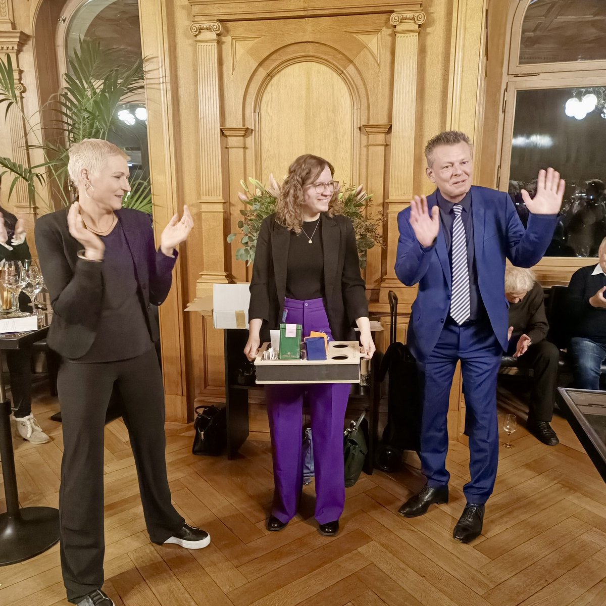 beatrice wertli (@bwertli) on Twitter photo Am Neujahrsapero der <a href="/MitteStadtBern/">Die Mitte Stadt Bern</a> hatte ich die Freude und Ehre <a href="/RetoNause/">Reto Nause</a> für seine 16 Jahre als Gemeinderat zu würdigen. Danke Reto, du hast die Stadt Bern sicher und energiegeladen gemacht! Und zum Glück bleibst du uns ja erhalten als Nationalrat.
#teamorange🧡 Am Neujahrsapero der <a href="/MitteStadtBern/">Die Mitte Stadt Bern</a> hatte ich die Freude und Ehre <a href="/RetoNause/">Reto Nause</a> für seine 16 Jahre als Gemeinderat zu würdigen. Danke Reto, du hast die Stadt Bern sicher und energiegeladen gemacht! Und zum Glück bleibst du uns ja erhalten als Nationalrat.
#teamorange🧡