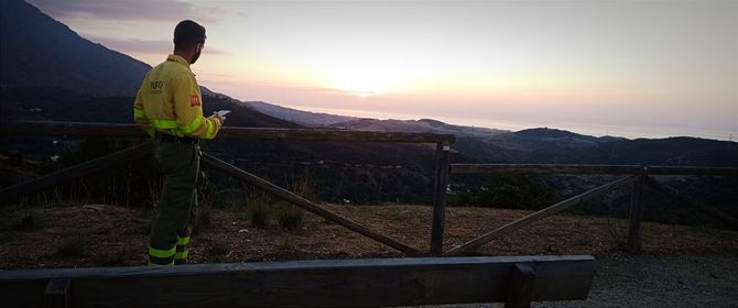Plan_INFOCA's tweet photo. No nos vamos del todo. Seguiremos por aquí con cualquier novedad sobre las 2 intervenciones que venimos realizando en #Almería:

🔸#IFPadules [CONTROLADO]
🔸#IFCarboneras [activo con EVOLUCIÓN FAVORABLE]

#BuenasNoches https://t.co/H6HB7iX9HF