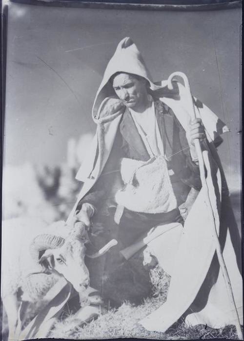 Daviddcoba's tweet photo. He encontrado el resto de negativos del célebre reportaje que hizo el fotógrafo pictoralista José Ortiz Echagüe (1886-1980) en 1942 de pastores de Calatañazor (Soria) con la famosa capa blanca de los pastores del páramo, una de las prendas más típicas, únicas y mitificadas de la indumentaria popular soriana.