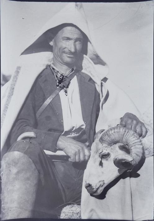 Daviddcoba's tweet photo. He encontrado el resto de negativos del célebre reportaje que hizo el fotógrafo pictoralista José Ortiz Echagüe (1886-1980) en 1942 de pastores de Calatañazor (Soria) con la famosa capa blanca de los pastores del páramo, una de las prendas más típicas, únicas y mitificadas de la indumentaria popular soriana.