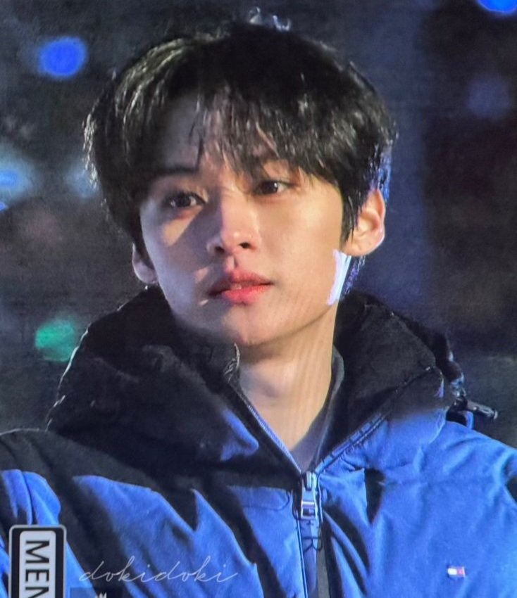 #sns #снс #хьонхо #Hyunho 

Хьонджін вихователь у дитсадку. Він повертається втомлений з роботи і перед ним на льоду падає хлопець.
– Ви ніде не поранилися?
– Ні, вса гаразд. Лише дупа від падіння ниє, — він сміється.
– Давайте поцілую, щоб не боліло.
– Що?!
– Що?!