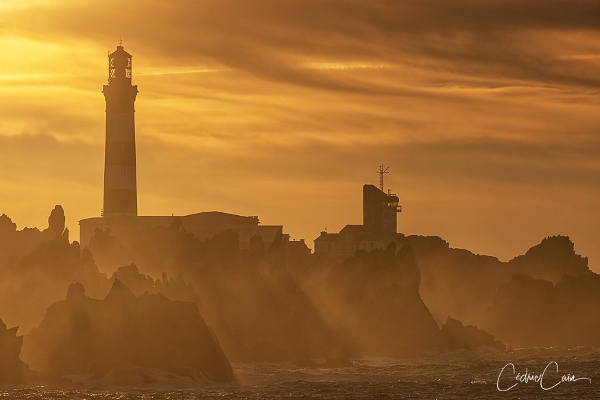 cain_cedric's tweet photo. Après des semaines dans la grisaille les lumières d'Ouessant reviennent, comme vous pouvez le voir sur cette photo réalisée ce soir. #pennarbed #ouessant #iledouessant #creach #phareducreach #merdiroise #lumieresdouessant #letelegramme #ouestfrance #magnifiquebretagne https://t.co/ctWOkuQVbM
