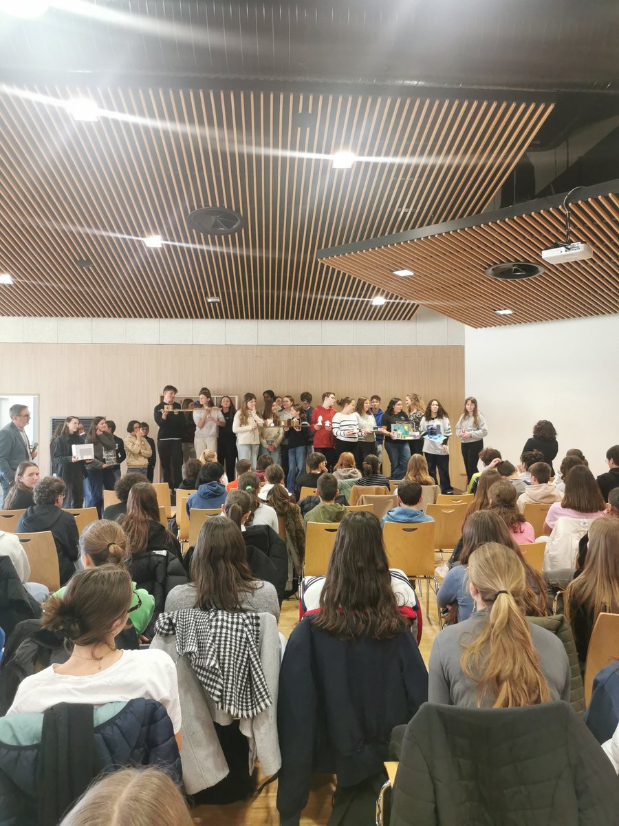 "J'innove en vrai" au domaine des Loges de #Parthenay. Collégiens et lycéens de Gâtine relèvent les défis proposés par Hyper U. Les 2AEPA du lycée ont endossé le rôle d'animateurs au sein des équipes #créer #innover #coopérer 
💡🔎⚙️