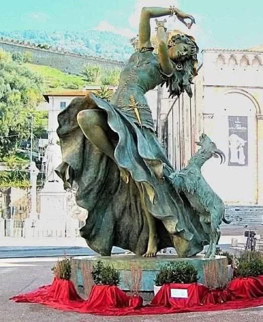 BranzeaC's tweet photo. Statuia Esmeraldei este opera sculptorului Gina Lollobrigida.  Puțini oameni știu că celebra actriță de film a fost și un foarte bun sculptor.  
Statuia Esmeralda a fost realizată în 2002 și se află în Pietrasanta, Toscana, unde Lollobrigida a fost membru de onoare al orașului. https://t.co/zqSun6pSOp