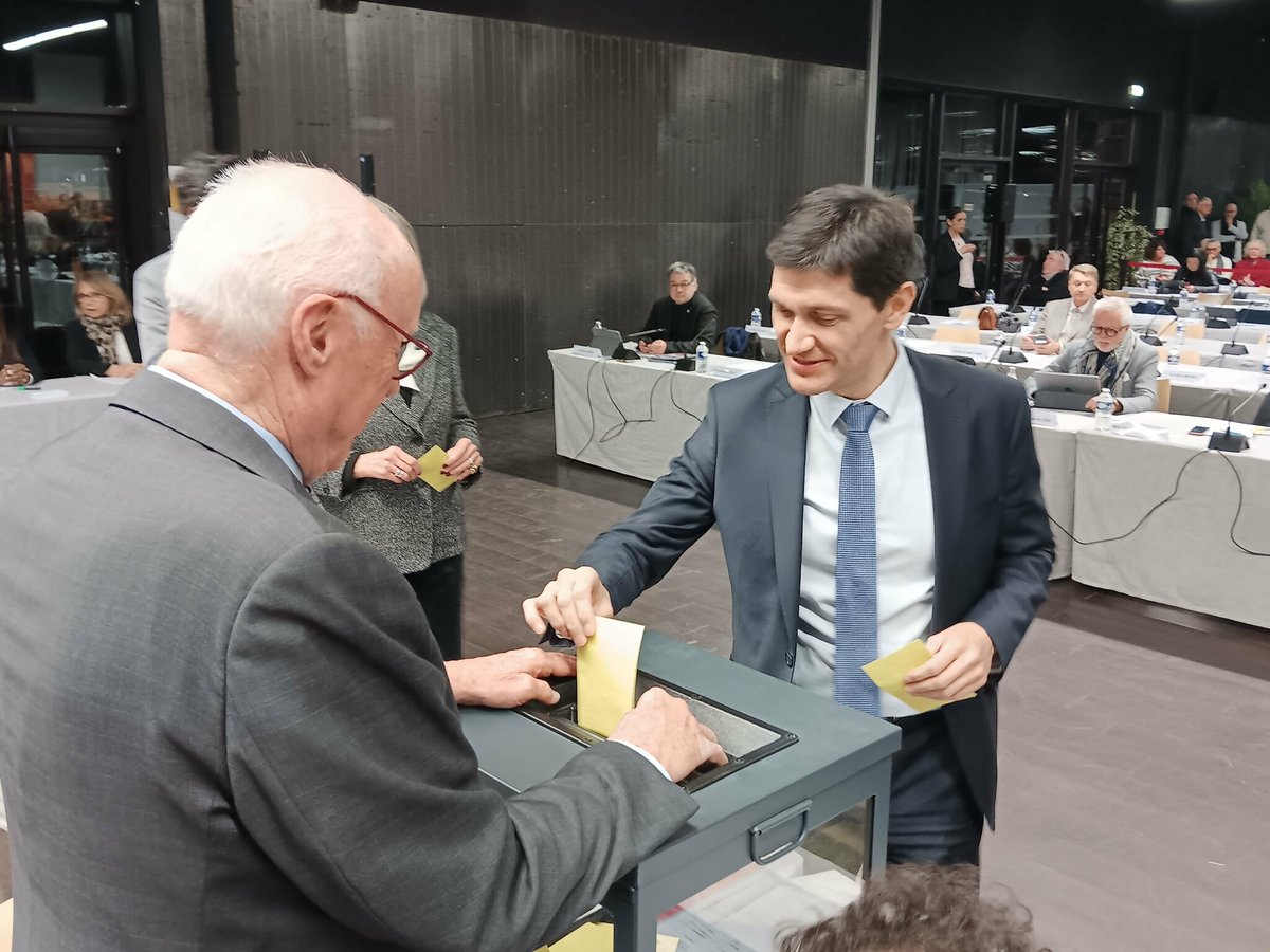 Le maire de Châtenay-Malabry, Carl Segaud (LR), élu sans surprise à la tête de Vallée Sud Grand Paris
➡️ l.leparisien.fr/FKwS