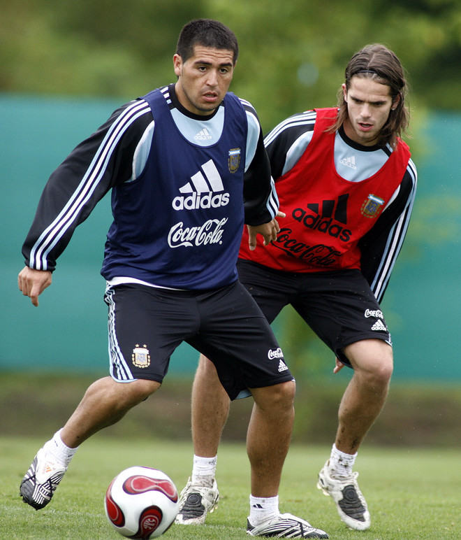 CultureFoot7's tweet photo. P'tit coup de vieux en voyant que ces deux hommes sont à la tête de Boca Juniors...

Riquelme (46 ans) en tant que président et Fernando Gago (38 ans) comme entraîneur ! https://t.co/UgOmojTrdO
