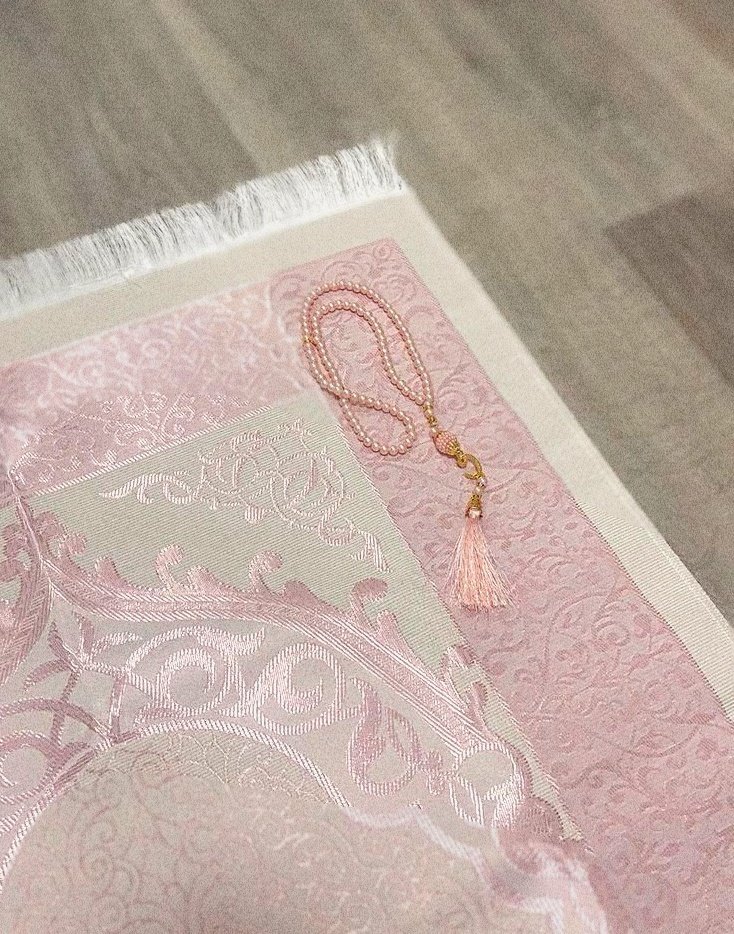 _iqraa72's tweet photo. "Dünya hayatında acılarını dindiren tek şeyin namaz olduğunu fark etmişsindir.." https://t.co/z1Xloshwsx