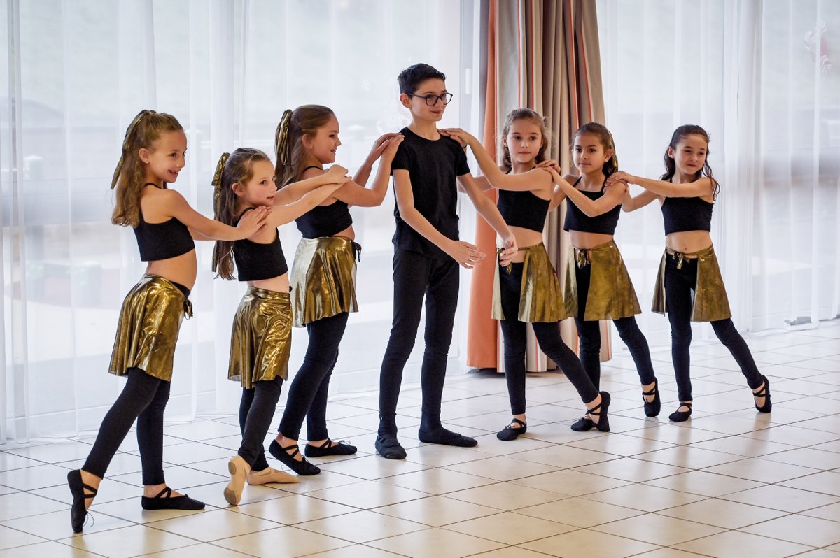 LesBruyeresAsso's tweet photo. ✨ Moment magique à La Côte Dorée le 14/12 !

La troupe de 22 danseurs de l’école Le Temps Danse Jazz, menée par Salomé Hugues, a offert un après-midi rempli d’émotions. 💃 Un spectacle suivi d’un goûter, un beau moment de partage #intergénérationnel. 🫶

#LBAsso #Danse #Seniors https://t.co/iPvyFboBlO