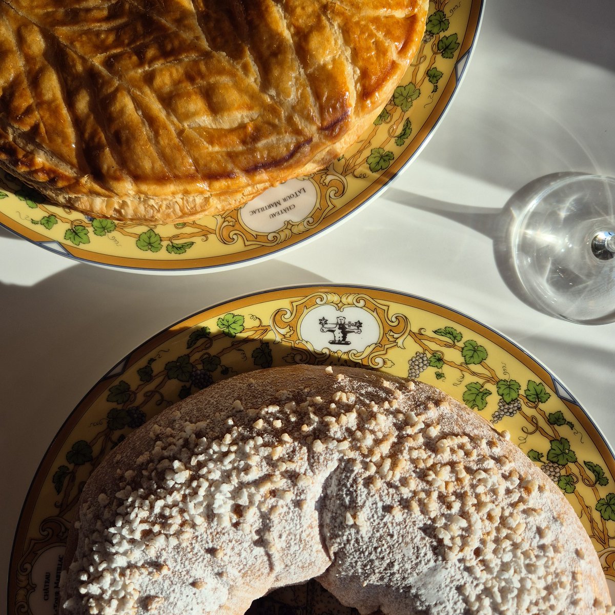 🇫🇷 Célébration de l'Épiphanie avec nos équipes.
Êtes-vous plutôt Galette des Rois frangipane ou  Couronne briochée ?
🇬🇧 Celebrating Epiphany with the team.
Which team are you: Frangipane Epiphany King Cake or King's Brioche?