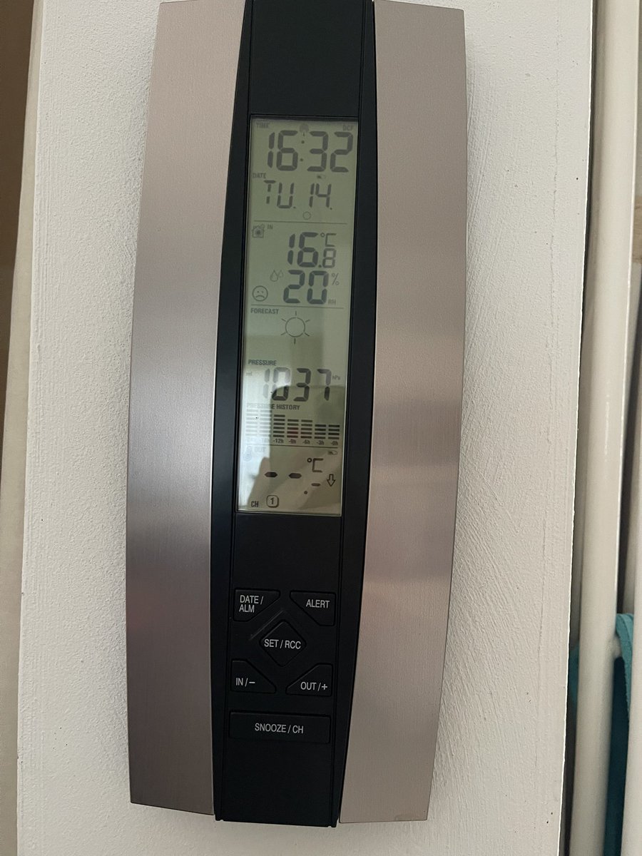 StienenJ's tweet photo. @SaskiaHeijden 14-1-2025 Nuenen 

foto vanmorgen genomen 7.45 uur volop wolken voor de maan… 

“Overdagfoto” genomen om 16.45 uur. 

barometer hier geeft 1037 aan maar weinig zon gezien vandaag….. https://t.co/oXzu0sI4Em
