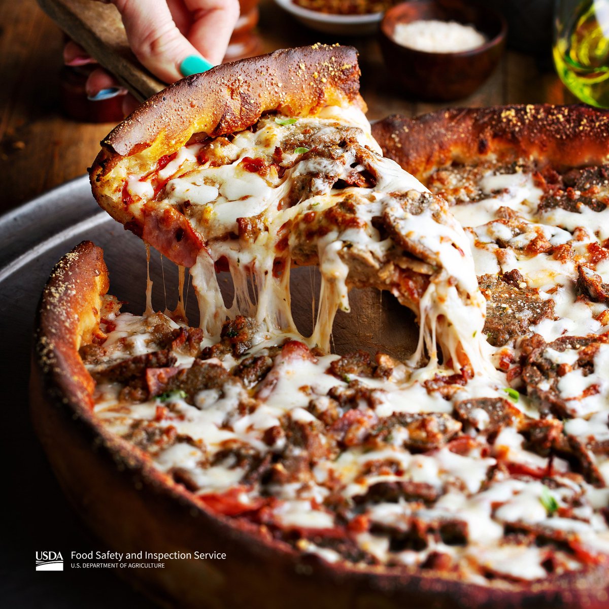 USDAFoodSafe_es's tweet photo. Consejo profesional de pizza: No les dé a las bacterias una porción de la acción. ¿Dejó la pizza fuera? 2 horas es su límite. Manténgala fría y segura. #SemanaNacionalDeLaPizza https://t.co/5klRD30dmu