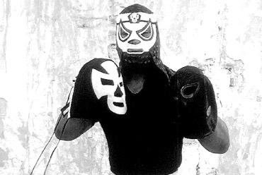LuchaLibreYYa's tweet photo. ¿#SabíasQué además de sobresalir con los personajes de Pentagón y Espanto Jr., Don Jesús Andrade luchó como el “Santo Negro” durante un par de meses?

Esto como parte de su intensa rivalidad con el Hijo del Santo. https://t.co/twf3JmJpYS