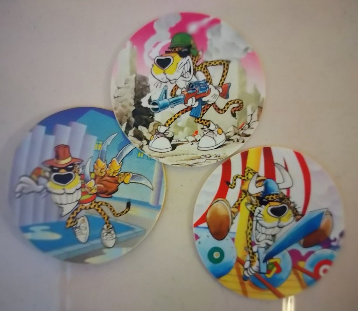 revista_FA's tweet photo. ¡Abrid paso, que llevo tres Macrotazos! #Tazos #Matutano #Cheetos. Chester Cheetos, gran personaje, tambien tiene figuras de acción, de #jadatoys. https://t.co/g5TGgiPc3w