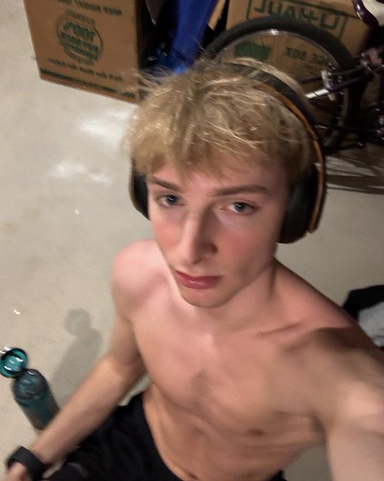 1 pic. Got a rowing machine I love it https://t.co/oPBhdH79O8
