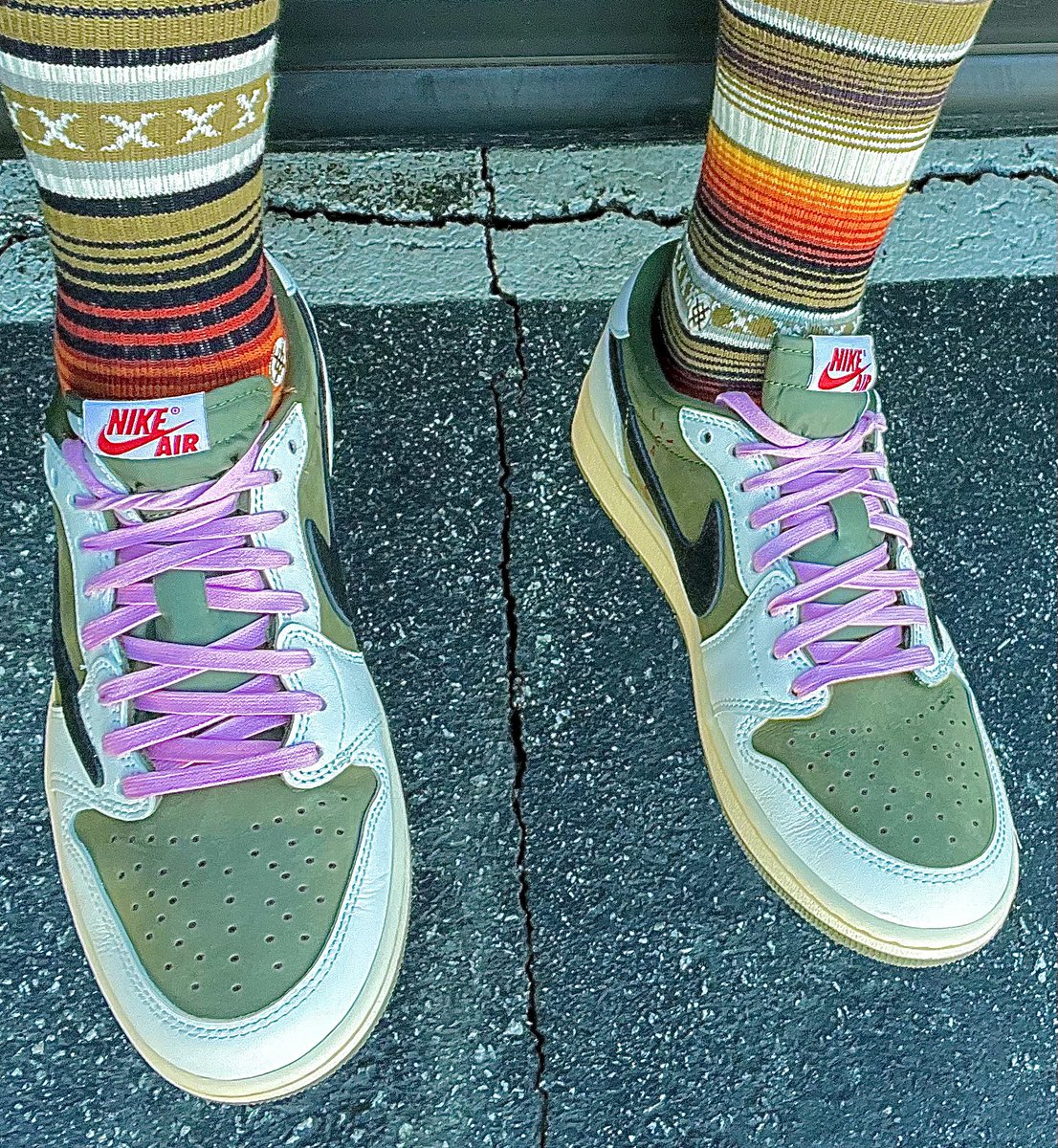 WinstonSalemTJs's tweet photo. The Tuesday Dish- Rocking the AJ1 Low TS Medium Olive’s🫒 today! Fitted with some @stance socks & pink laces for pop. Have a great day all! 😮💨🥵🔥👟
@nikestore @trvisXX #sneakerhead #yoursneakersaredope #KOTD #wearyoursneakers #SNRKS #Stance #nikestore #snkrskickcheck https://t.co/XBiP5KDRFN