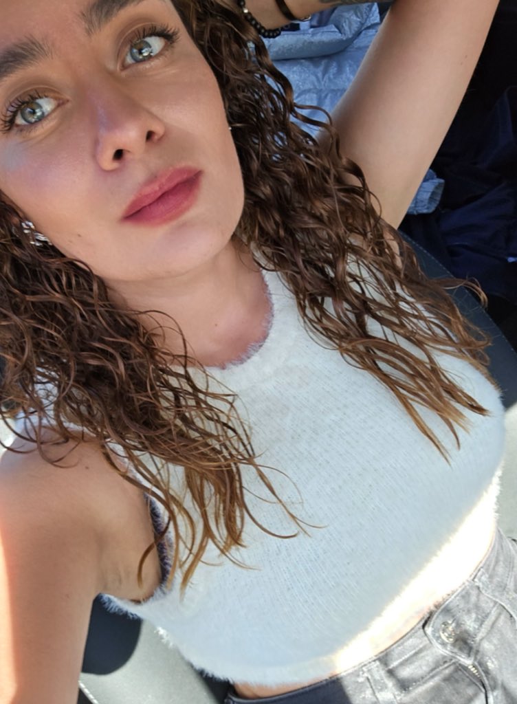 Mirada profunda, alma desnuda. 🤍
#FuerzaYSensualidad #LuzInterior #Misterio