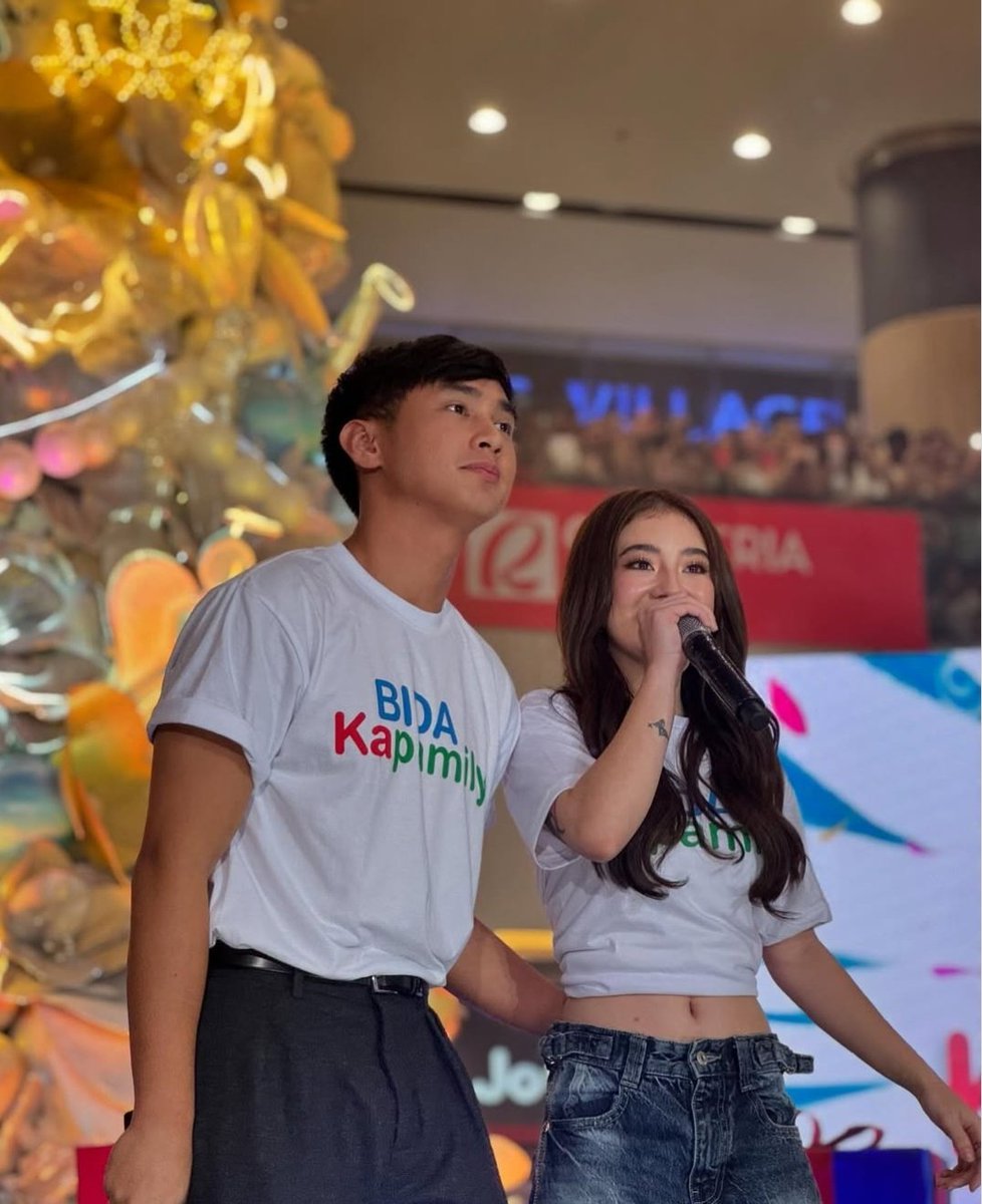 deaongsee's tweet photo. First mall show of them together and this mall show will always be my favorite ♡

JMFYANG MV OUT NOW

#WhereverYouAreMV
#RegineAndJMFyangMV https://t.co/fj7gKCiLAk
