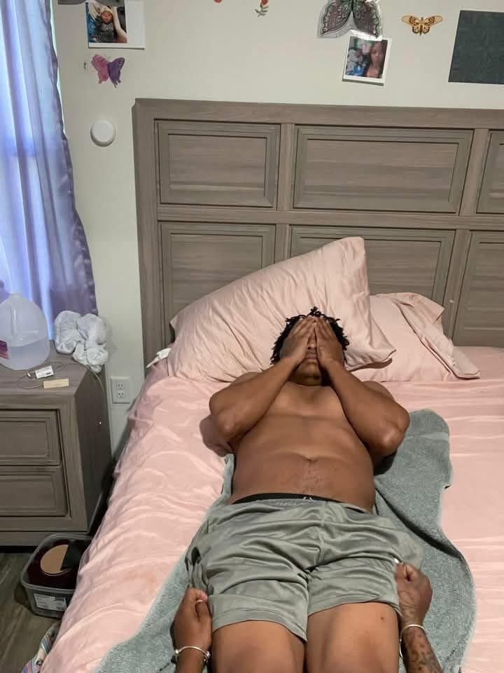 Zairoise01's tweet photo. Quand tu lui dis que tu ne veux pas tromper ta femme  et qu'elle insiste quand même pour enlever ton caleçon🤧. https://t.co/m2HPK0hTVm