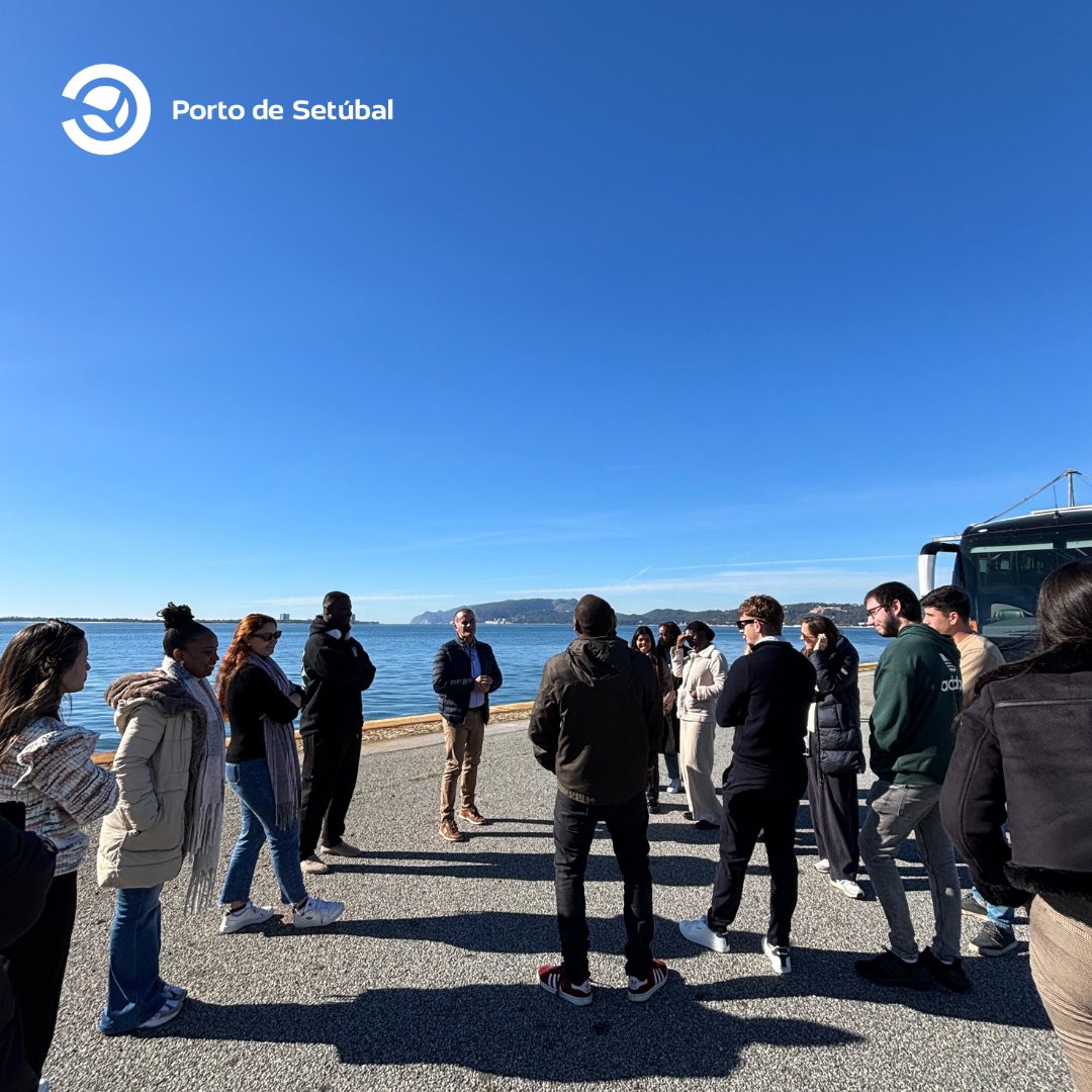 No âmbito do curso de Técnico Especialista em Comércio Internacional, promovido pelo IEFP - Instituto do Emprego e Formação Profissional, o Porto de Setúbal recebeu a visita de um grupo de formandos, com o objetivo de aprofundarem o seu conhecimento sobre a  Logística Portuária.