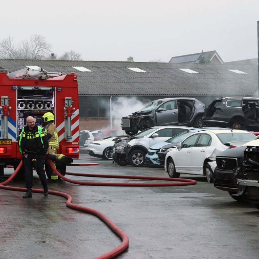 Elektrische Porsche in brand bij autobedrijf