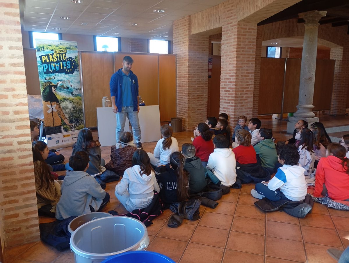 Fundación Oxígeno (@fundaciono2) on Twitter photo #Almazán
#Soria
Hemos empezado con las visitas guiadas a la exposición y la sensibilización sobre el uso de los plásticos en nuestra vida diaria, para tratar de sensibilizar en un uso de lo más correcto y que mejor los peques del Colegio #DiegoLainez
<a href="/jcyl/">Junta de Castilla y León</a> <a href="/mitecogob/">Transición Ecológica y Reto Demográfico</a> <a href="/ecoembes/">Ecoembes</a> #Almazán
#Soria
Hemos empezado con las visitas guiadas a la exposición y la sensibilización sobre el uso de los plásticos en nuestra vida diaria, para tratar de sensibilizar en un uso de lo más correcto y que mejor los peques del Colegio #DiegoLainez
<a href="/jcyl/">Junta de Castilla y León</a> <a href="/mitecogob/">Transición Ecológica y Reto Demográfico</a> <a href="/ecoembes/">Ecoembes</a>