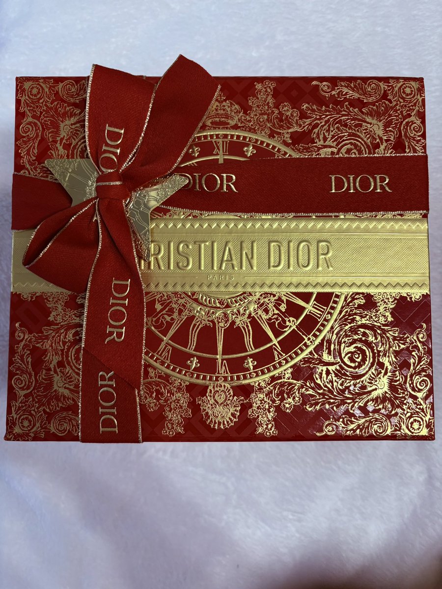 cookiegigan's tweet photo. The Lunar New Year is January 29. Here is Dior’s Lunar New Year Shopping Bag and Box complete with ribbon and metal star. As per usual every year I post the Designer Red Envelopes and will this year. I am just beginning to collect them. #lunarnewyear2025 #redenvelopes https://t.co/dmqOMUywg6