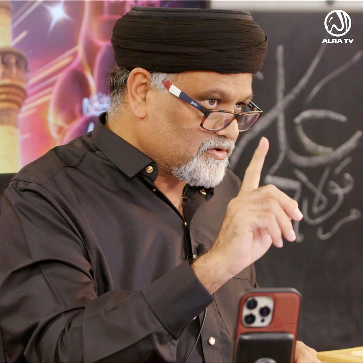 ikhlaqgohar's tweet photo. مولا علی علیہ السلام کی کعبہ میں ولادت 

ہاں، مولا علی علیہ السلام کی ولادت خانہ کعبہ میں ہوئی، لیکن اگر مولا علی کی ولادت خانہ ٔ کعبہ میں ہو اور ہم اس بات کو مولا علی کی عظمت سمجھیں تو بڑے ہی دکھ کی بات ہے۔
کہاں خانۂ کعبہ کہاں مولا علی۔
یہ اس طرح کہا جائے کہ بھئی 'مولا علی کی ولادت کعبہ میں ہوئی ہے، لہذا کرلو طواف'
یہ بات تو الگ ہے۔ اب کعبہ کی وجہ سے مولا علی کو عظمت ملے گی یہ بات میری سمجھ میں نہیں آتی۔
جب اللہ کے رسول نے فرمایا کہ:
'مومن کا قلب کعبہ سے افضل ہے'۔
تو کہاں مومن کا قلب اور کہاں مولا علی کی ہستی، مولا علی کی ذات۔
اس میں کوئی شک نہیں ہے کہ مولا علی کی ولادت کعبہ میں ہوئی ہے، لیکن یہ خوش نصیبی مولا علی کی نہیں کعبہ کی ہے۔

~صوفی رہبر سیدی یونس الگوہر
#Rajab13  #MaulaAli #YaAli 
#مولود_کعبه