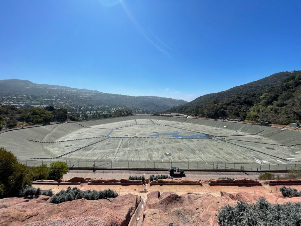 jenvanlaar's tweet image. 🚨 NEW photos from former LAPD West LA Division officer Rusty Redican taken on July 5, 2021 (yes, 3.5 years ago) at 9:15 AM show the Santa Ynez Reservoir. Redican and his partner were told that maintenance was being done at that time.

It looks the same as it did in Nov 2024,…