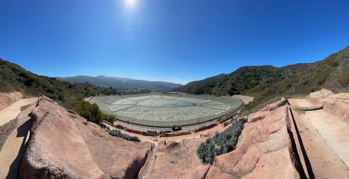jenvanlaar's tweet image. 🚨 NEW photos from former LAPD West LA Division officer Rusty Redican taken on July 5, 2021 (yes, 3.5 years ago) at 9:15 AM show the Santa Ynez Reservoir. Redican and his partner were told that maintenance was being done at that time.

It looks the same as it did in Nov 2024,…