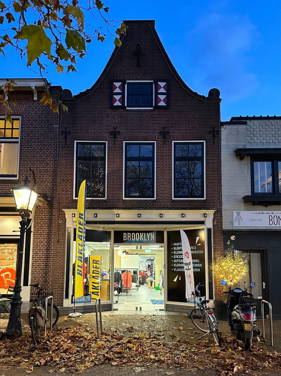 Prominent new name on the Kerkbrink in downtown Breukelen: Brooklyn Design, a lettering and printing shop. We noticed several other local Breukelen brands with Brooklyn in their name… 

1/3

Which Breukelen companies or organizations do we miss?