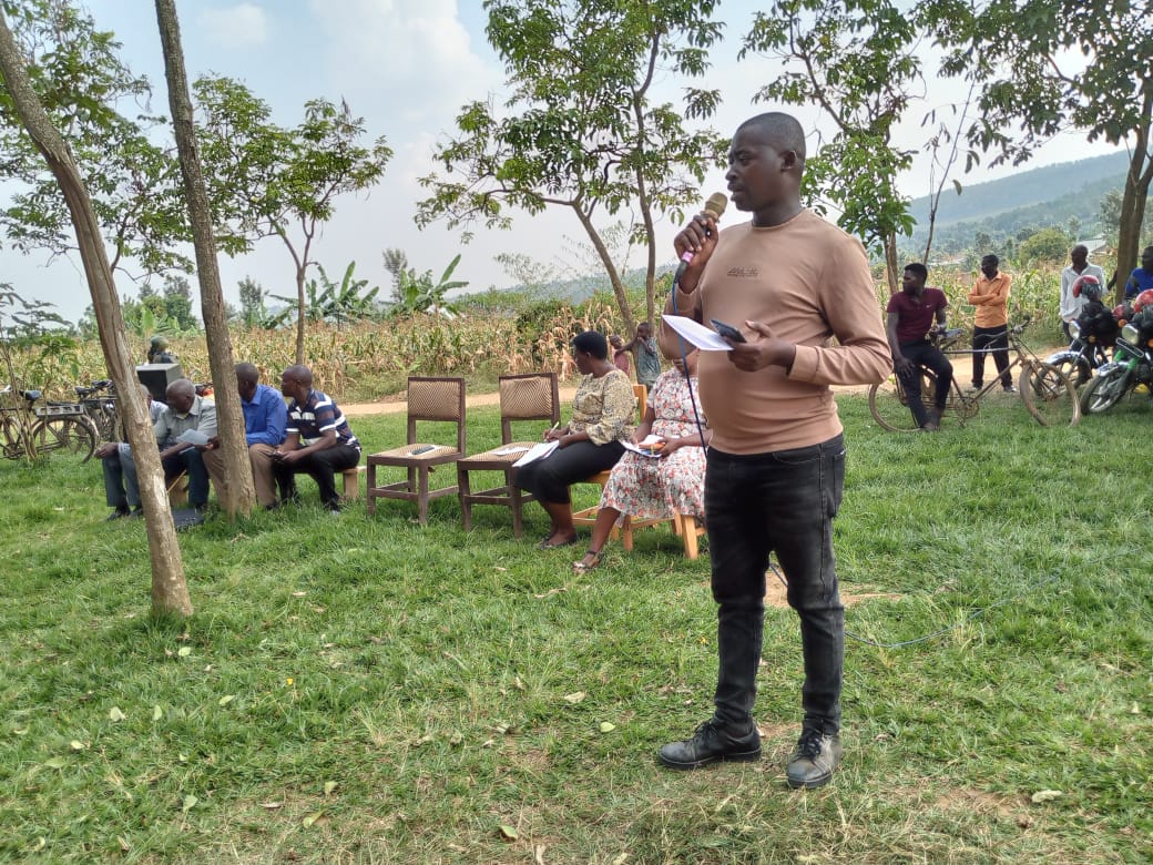 IgihozoY_Rwanda's tweet image. Gahunda ya  #BikorereMuIsibo ni Gahunda izafasha abayobozi kwegera abaturage mu masibo bagakemura ibibazo abaturage bafite.

ubukangurambaga bwakorewe mu kagari ka #Kabeza muri @RwimiyagaSect , ubufatanye bw' urubyiruko ni ingenzi muri iyi Gahunda! 

"Mu Isibo yacu Niho Bibera"