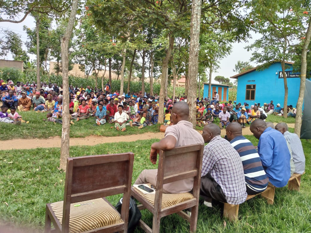 IgihozoY_Rwanda's tweet image. Gahunda ya  #BikorereMuIsibo ni Gahunda izafasha abayobozi kwegera abaturage mu masibo bagakemura ibibazo abaturage bafite.

ubukangurambaga bwakorewe mu kagari ka #Kabeza muri @RwimiyagaSect , ubufatanye bw' urubyiruko ni ingenzi muri iyi Gahunda! 

"Mu Isibo yacu Niho Bibera"