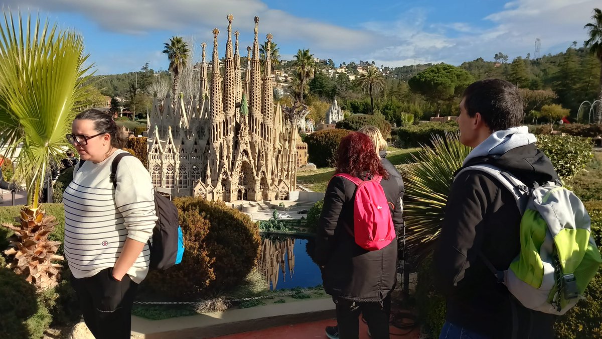 Osonament's tweet photo. 📷Bona tarda! Us deixem imatges de la primera sortida del #ProgramaRespir de 2025! Dissabte vam anar a visitar #CatalunyaenMiniatura i després vam dinar al mirador de Prat de Llobregat observant com aterraven els avions! 🛬Hem començat l'any amb moltes ganes de sortides! https://t.co/M3kVtZJy2r