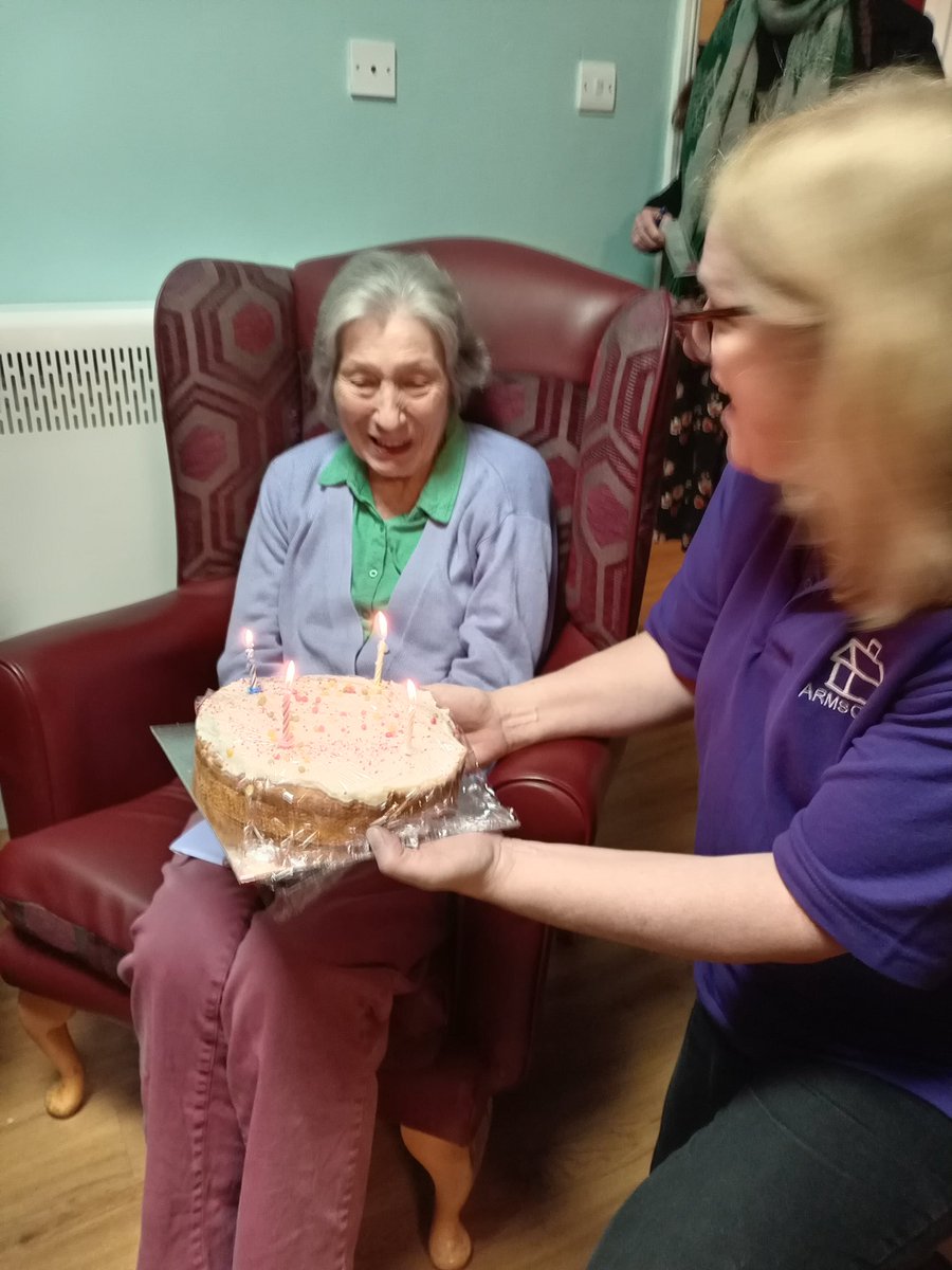 ARMSCARE's tweet photo. Jan had a beautiful birthday🥰with lots of cards, phone calls, flowers and staff also made her favourite cake and sung for her🎂

To top the day off Jan enjoyed a screening of Maastricht with some classical favourites📽️🎈❤️@NAPAlivinglife #HappyBirthdayJan https://t.co/3fbeFVTA83