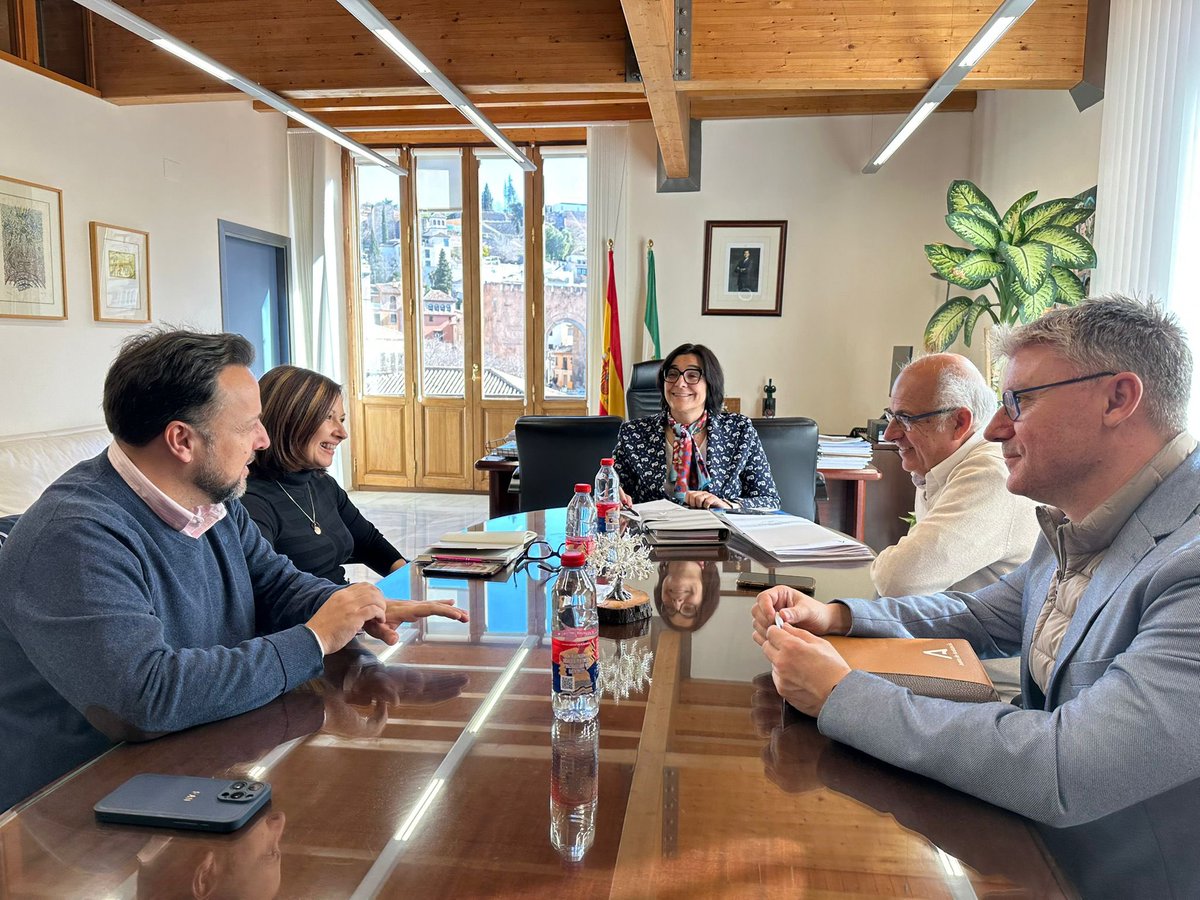 La delegada de <a href="/EducaAnd/">Consejería Desarrollo Educativo y FP</a>, <a href="/MariaJoseBaza/">Maria Jose Martin</a>, se reúne con concejales del <a href="/aytogr/">Ayuntamiento de Granada</a>, el gerente de la Agencia Pública Andaluza de Educación en Granada y personal técnico de la delegación, para abordar temas educativos 📚 #Educación #AyuntamientoGranada #APAE