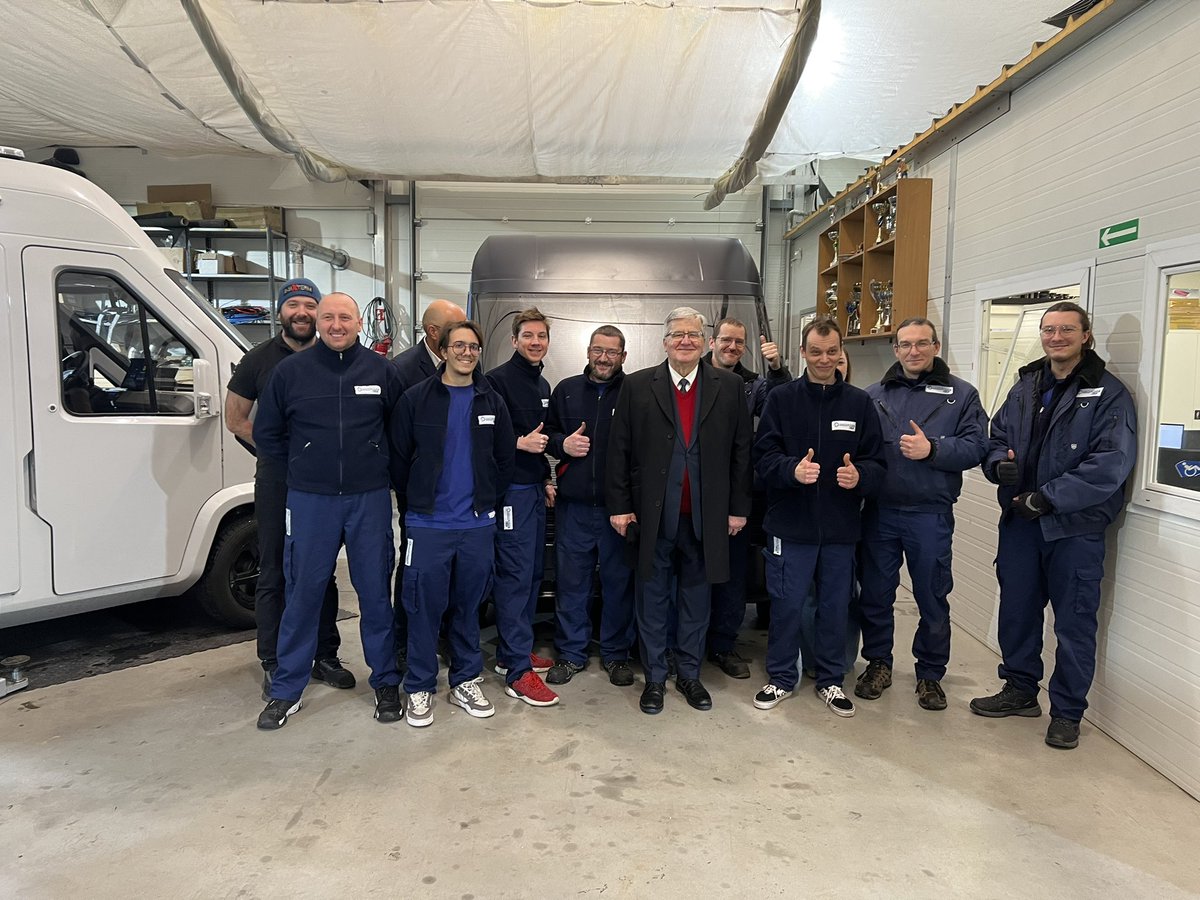 GarwolinskaAnna's tweet photo. To zdjęcie młodych ludzi którzy nie wiedzieli że się nie da więc zbudowali E-vana czyli idealny samochód elektryczny dostaw tgz ostatniej mili @e_vanpl @ZKlaster @lis_tomasz @czuchnowskiw @Rysz_Wojtkowski @DorotaGth @donaldtusk @trzaskowski_ @szumand @bweglarczyk https://t.co/Yh0G97Ze34
