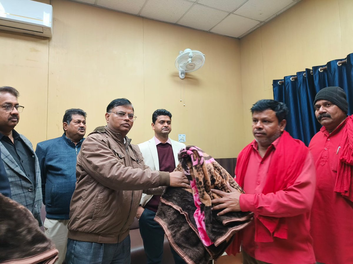 आज दिनांक 14.01.2025 को आगरा छावनी स्टेशन पर कार्य करने वाले कुली,सफाई कर्मचारी,वेंडर्स एवं असहाय जन को करीब 200 कम्बल वितरित किए गए | यात्रियों की सेवा में लगे कुली तथा सफाई कर्मी कम्बल पाकर सभी के चेहरे  खिल उठे।