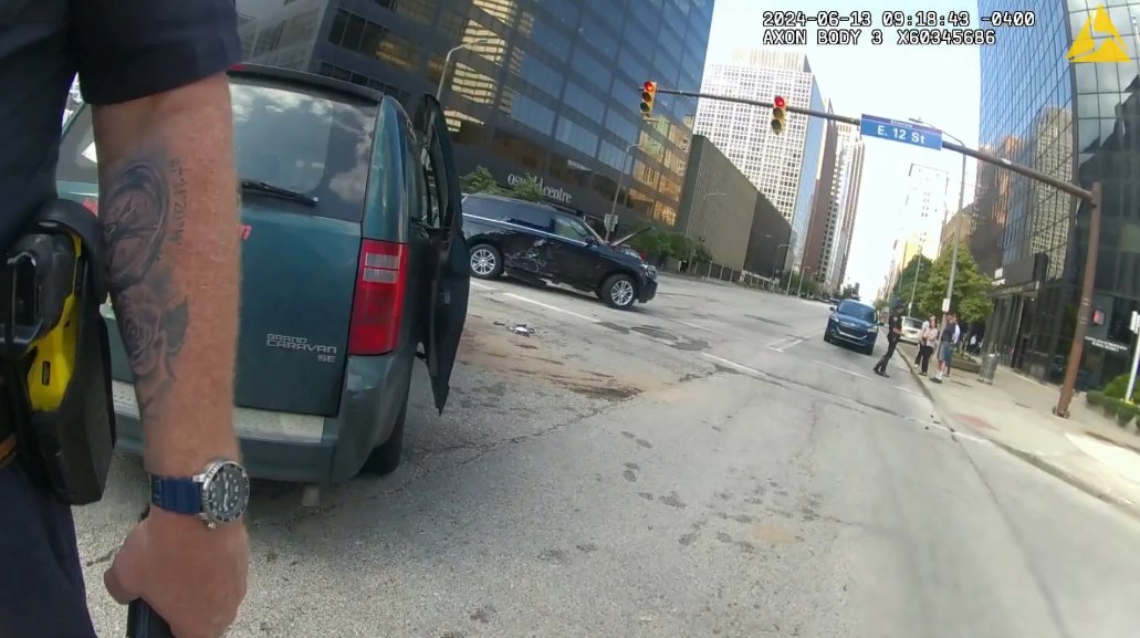 SCzekalinski's tweet image. Normally, when the public gets into crashes, the at-fault driver gets a ticket soon after. But the process is different for police officers. @Ideastream 
ideastream.org//law-justice/2…