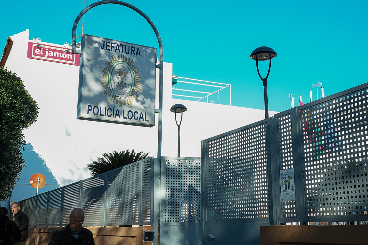🚯 Desde Aira hemos denunciado vertidos ilegales en la vía pública ante Policía Local. Recuerda: abandonar residuos es una infracción grave.

✔️ Usa el Punto Limpio para enseres y restos de obra.
💚 Mantener Alcalá limpia es tarea de todos. #AlcaláLimpia #CompromisoAira