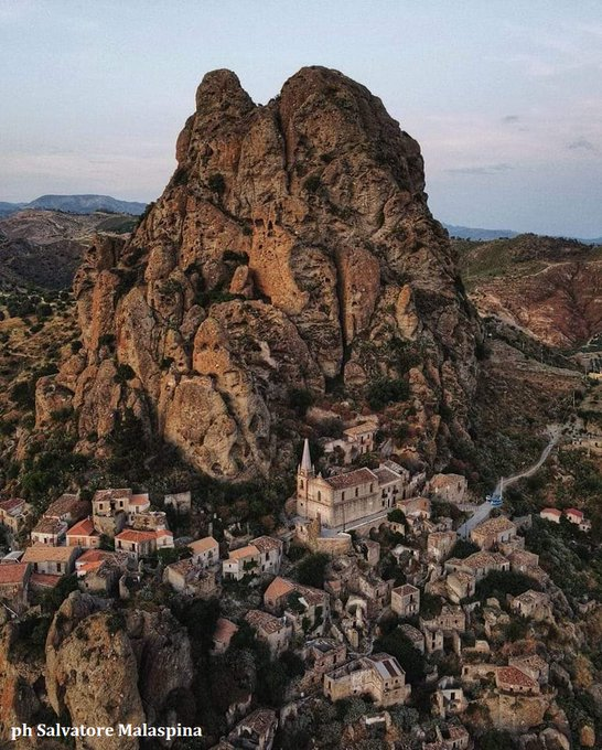 ArteCalabria's tweet photo. Due stupende prospettive di Pentidattilo (RC), affascinante borgo abbandonato ai piedi della grande rupe a forma di cinque dita (da cui prende il nome). Fondato nell'ultima fase bizantina IX sec. d.C., ma origini VII sec. a.C.
#Calabria #landscapes #Aspromonte #traveling #love https://t.co/SggjMcNhm8