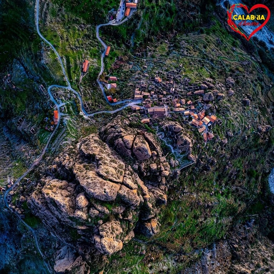 ArteCalabria's tweet photo. Due stupende prospettive di Pentidattilo (RC), affascinante borgo abbandonato ai piedi della grande rupe a forma di cinque dita (da cui prende il nome). Fondato nell'ultima fase bizantina IX sec. d.C., ma origini VII sec. a.C.
#Calabria #landscapes #Aspromonte #traveling #love https://t.co/SggjMcNhm8