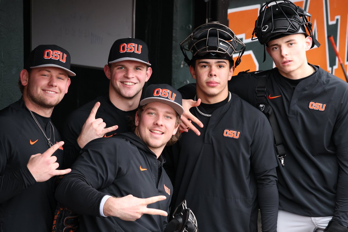 BeaverBaseball's tweet photo. Now that's a group photo https://t.co/yIaiINp89V