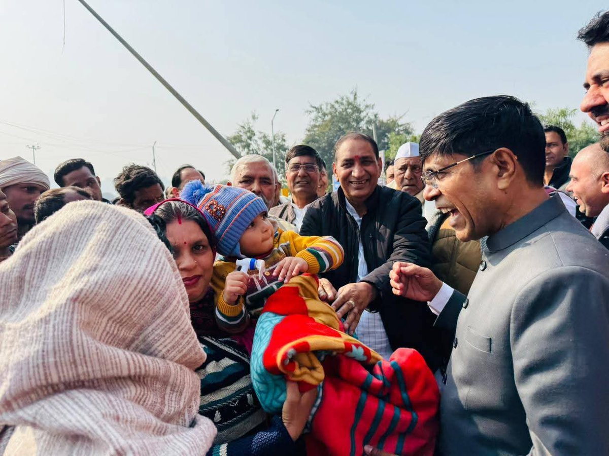 tejpalnagarMLA's tweet photo. आज ग्रेटर नोएडा के सेक्टर-2 में जरूरतमंदों के बीच कंबल वितरण किया। सर्दी के इस मौसम में सहयोग और सेवा भाव से लोगों की सहायता करना हमारा कर्तव्य है।

आप सभी से भी अपील है कि इस ठंड के मौसम में अपने आस-पास के जरूरतमंदों की मदद करें और सेवा का हिस्सा बनें।

सेवा ही संगठन।

#MLADadri https://t.co/XaG4k33vam