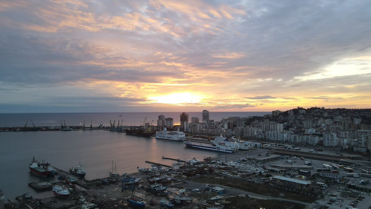 DurresPort's tweet photo. Can never get enough sunsets @DurresPort🌅⚓️🌇📸

#Maritime🇦🇱⚓️🚢 #shipping #cargo
#portcity #logistics #wintersunsets
#waterfront #harbour #tuesdayvibes📸 https://t.co/UVnhLZPwYd