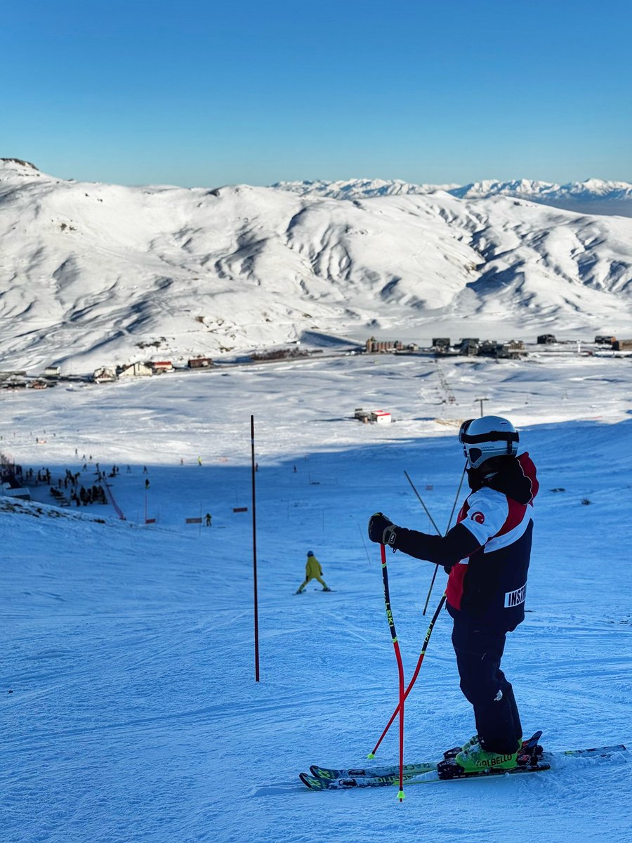 Umduğum dağlara kar felan yağmadı 
O zaten alçaktı..