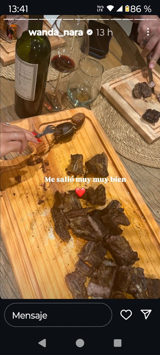 <a href="/elejercitodelam/">ElEjercitoDeLAM</a> Las uñas cuando hace la historia con la copa son rosas y otra forma. Corrió a hacerse las uñas y las pinto rojas?